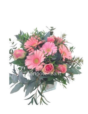 Bouquet di fiori freschi con gerbere, rose rosa e verde decorativo