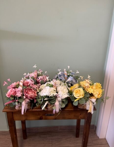 CESTO IN VIMINI VARI COLORI CON ROSE, PEONIE E ALTRI FIORI ARTIFICIALI, h. 25 cm